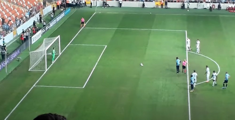 Balotelli marcó de penalti su gol. Captura/Youtube/Mehmet Güllüler