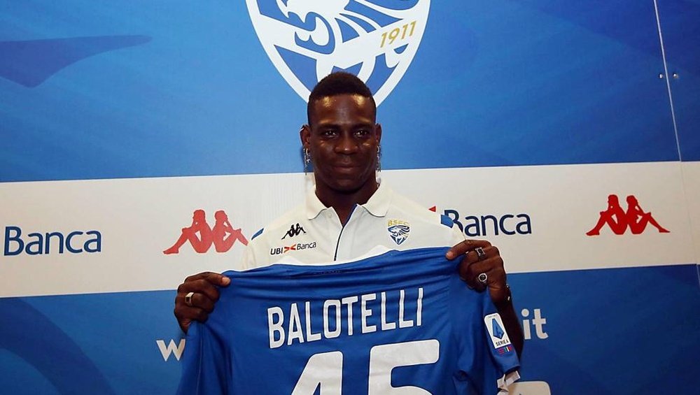 Balotelli e lo scatto con Hubner. EFE