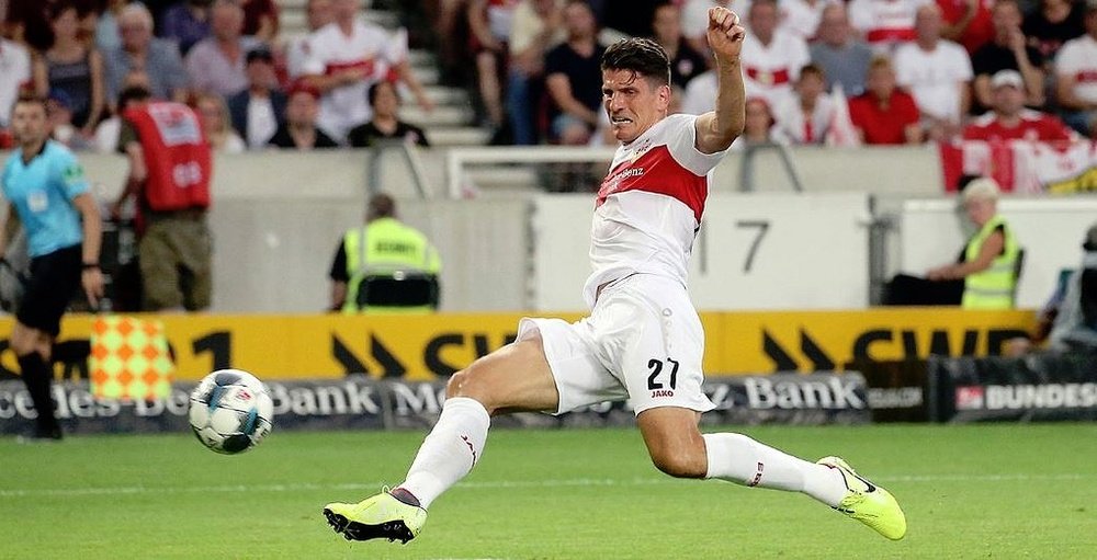 Mario Gómez también golea en Segunda y el Stuttgart es el primer líder. Twitter/VfB