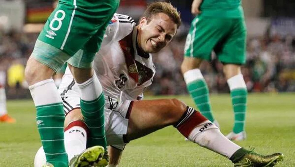 Mario Götze, en el momento de caer lesionado en el partido ante Irlanda en Dublin. Twitter