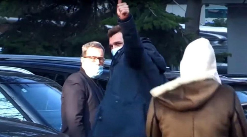 Mario Mandzukic leaves the clinic. Screenshot/ASTV