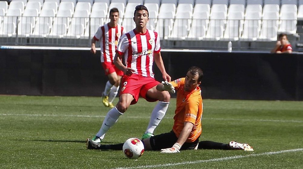 Mario Martos anota un gol en un partido con el filial del Almería contra el Cacereño. UDAlmeriaSAD