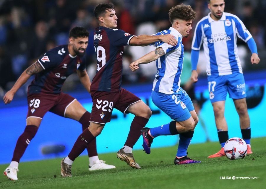 El Deportivo de la Coruña tumbó al Eibar por la mínima (1-0) en el cierre de la jornada 14 en Segunda División. En el minuto 91, Mario Soriano firmó la obra de arte que significó la segunda victoria consecutiva de los gallegos con Óscar Gilsanz al frente.