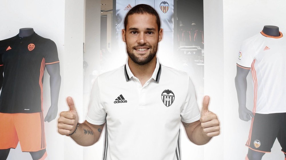 Mario Suárez, posando con la camiseta del Valencia. ValenciaCF