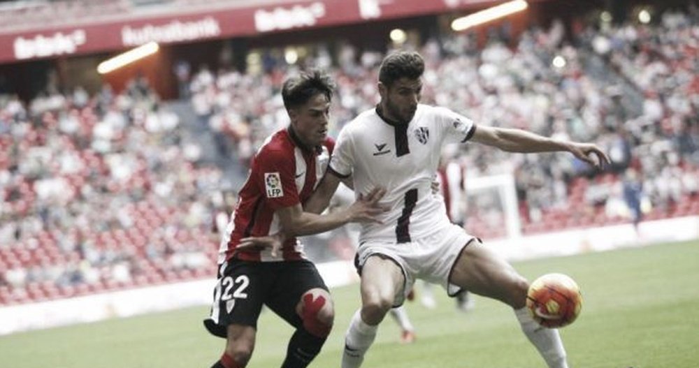 Markel Etxeberria pelea por un balón en un Bilbao Athletic-Huesca. LFP