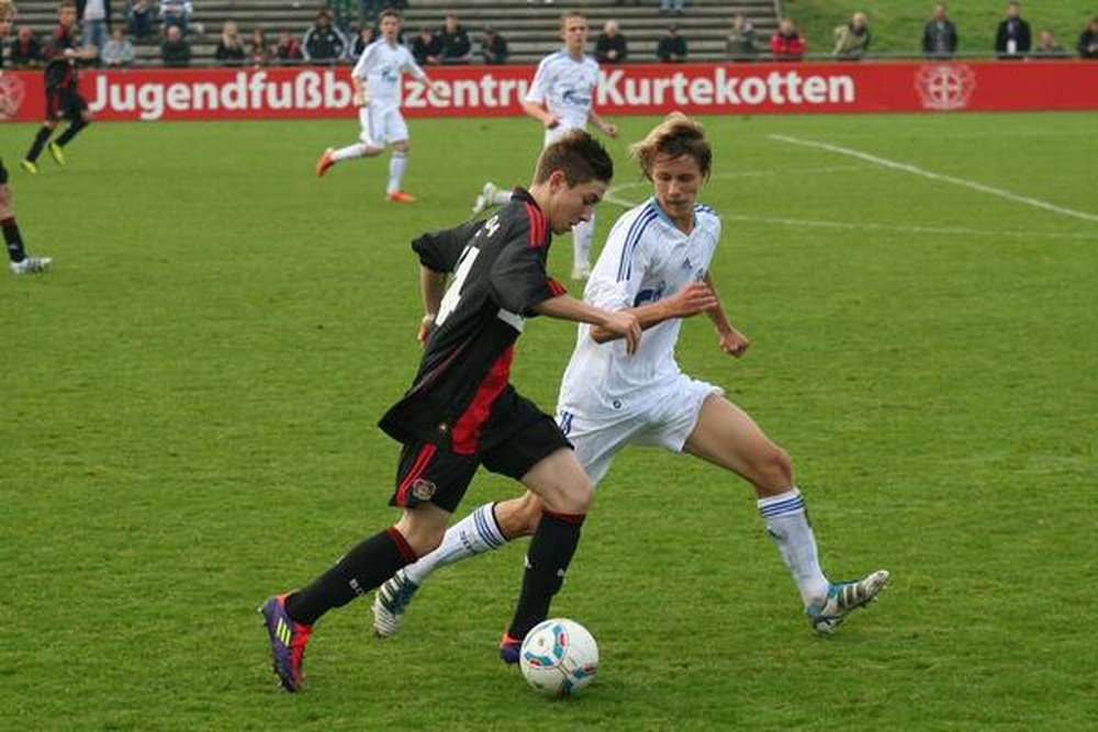 Marlon Frey disputa un partido con el filial del Bayer Leverkusen. Twitter
