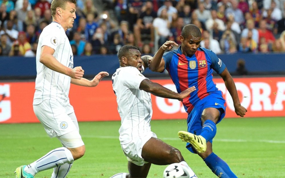 Marlon Santos intenta un remate en un partido contra el Leicester. AFP