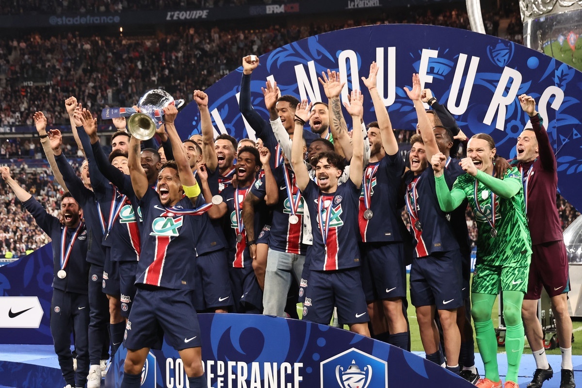 Marquinhos, levantando la Copa de Francia 2024-25