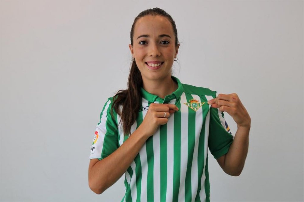 Marta Cazalla firma con el Betis. Twitter/RealBetisFem