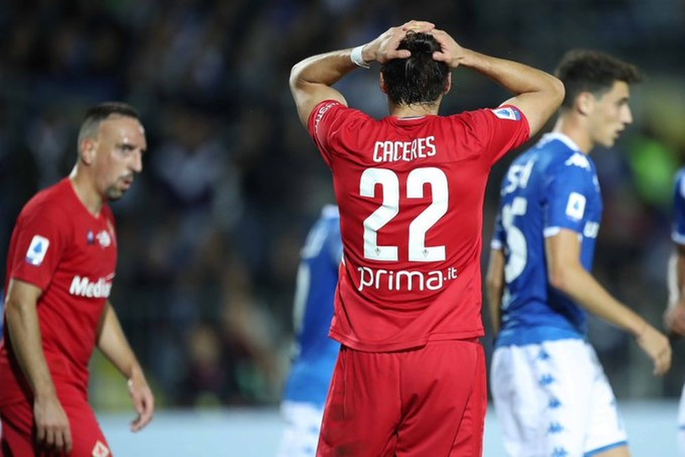 Martín Cáceres expulsé pendant que l'arbitre observait la VAR. AFCFiorentina