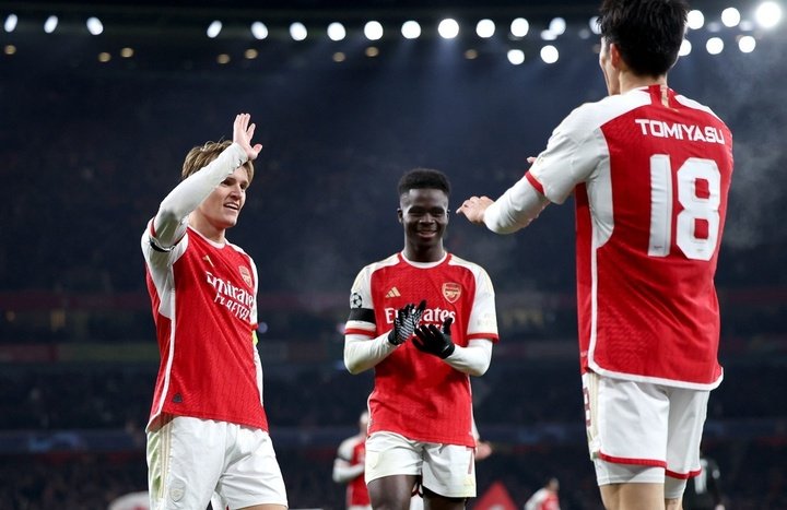 Arsenal hit Lens for six to reach Champions League last 16