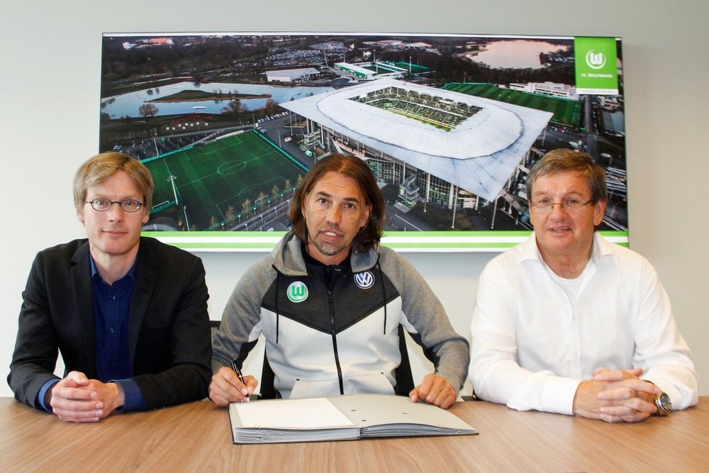 O suíço estava sem clube desde que tinha sido demitido do Mainz. Twitter/VfL Wolfsburg