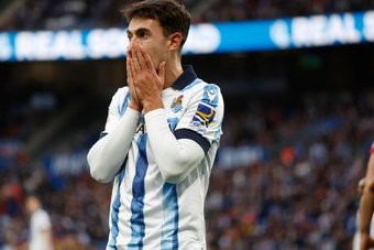 Fabrizio Romano, a journalist expert on the transfer market, reports that Real Sociedad's Martin Zubimendi is on Arsenal's shortlist and also on Bayern Munich's radar. With the Germans, the issue is that he would have become a priority target in case the Bavarians sign Xabi Alonso as coach for next season, but everything points to the fact that this is not going to happen.