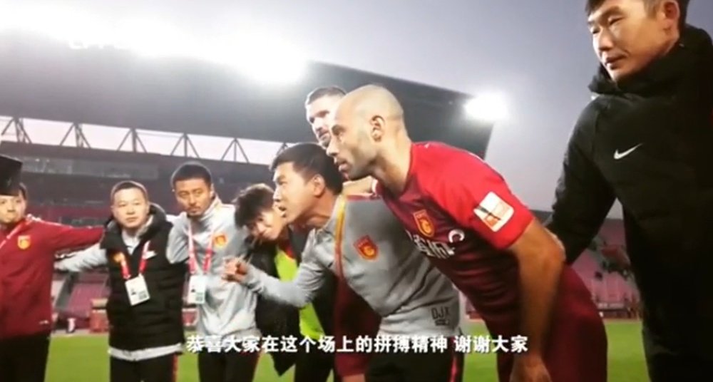 Mascherano arenga a sus compañeros después de un partido con el Hebei Fortune. Captura/OleTV