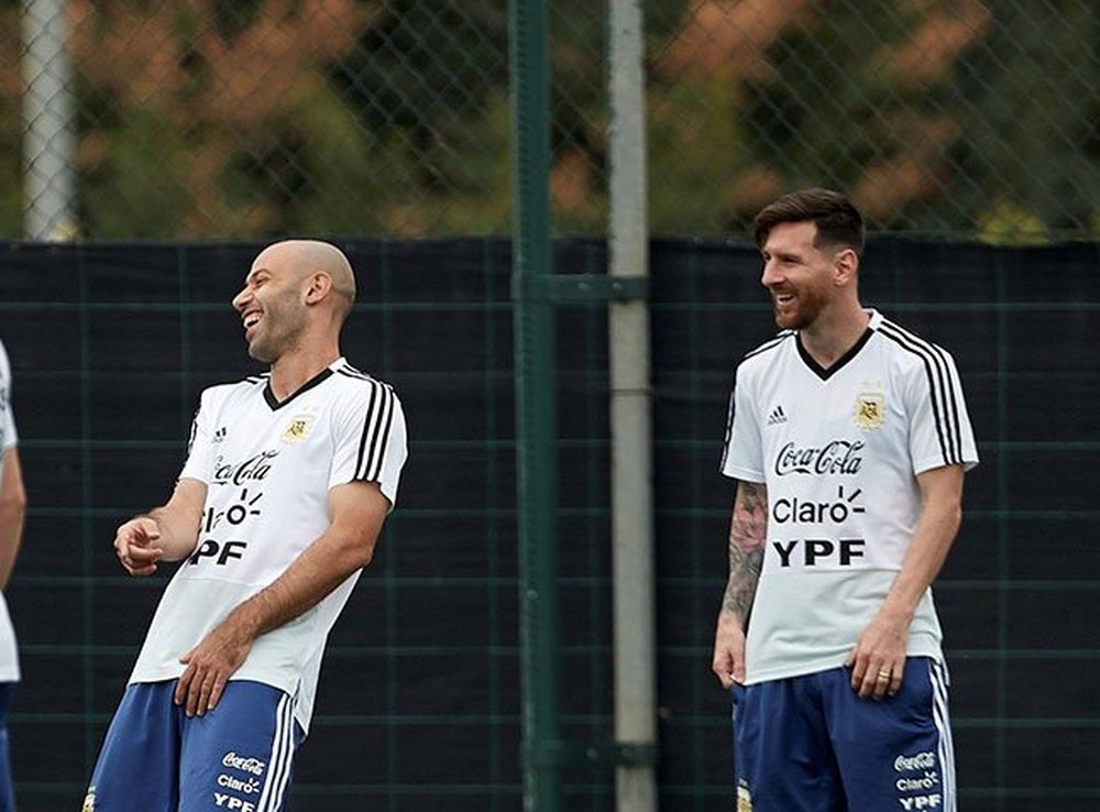 Mascherano y Messi bromearon con Caballero tras el gol. Twitter/FOXSports