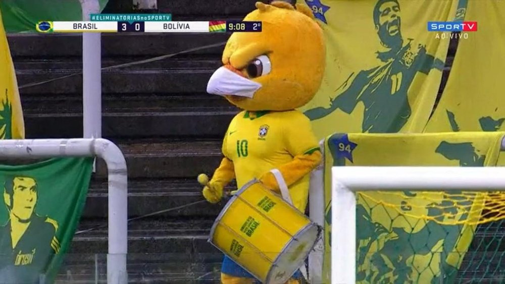 Canarinho Pistola viraliza com máscara e percussão no estádio vazio. Captura/Sportv