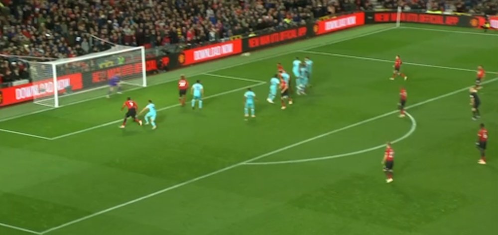 Martial's freekick beat Dubruvka. Captura NBC