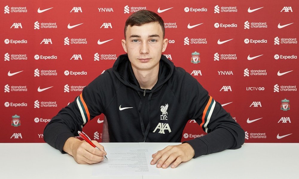 Musialowski signe son premier contrat pro avec Liverpool. LiverpoolFC