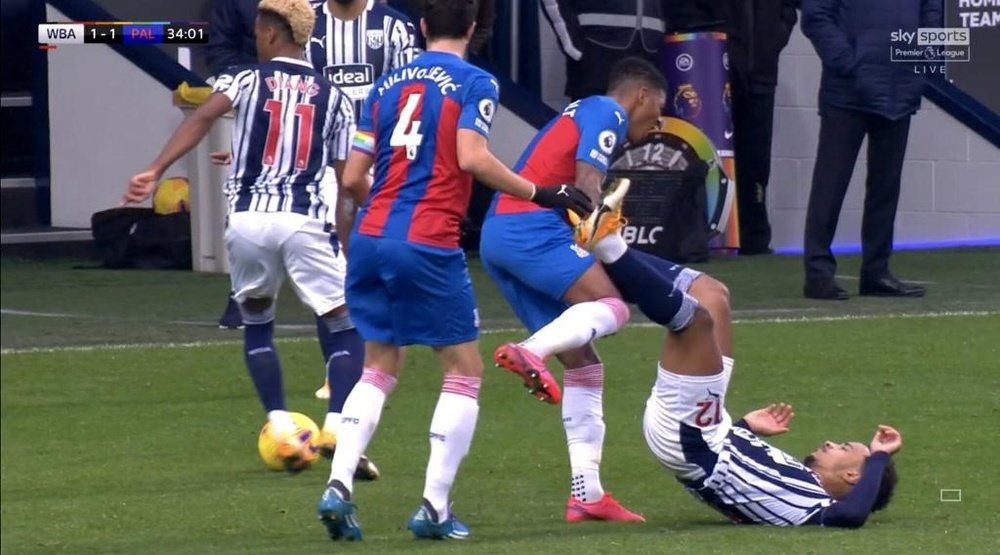Matheus Pereira agredió a Van Aanholt. Captura/SkySports
