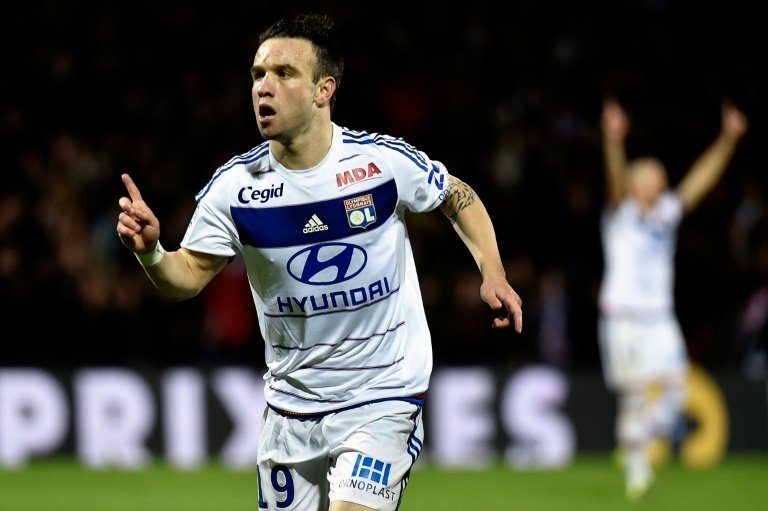 Mathieu Valbuena celebra un gol anotado con el Olympique de Lyon. AFP