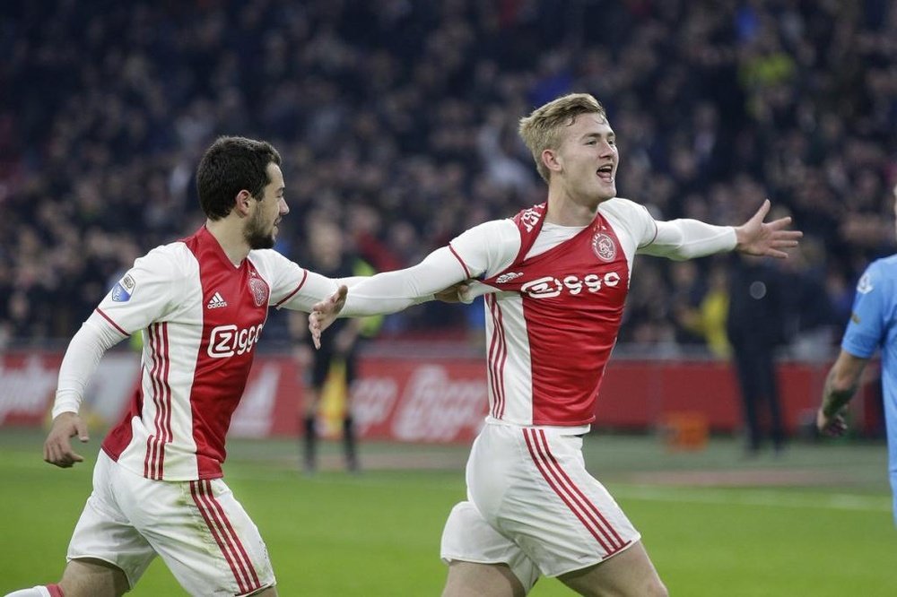 Mathijs de Ligt celebra un gol con el Ajax en partido de la Eredivisie 18-19. Twitter/AFCAjax