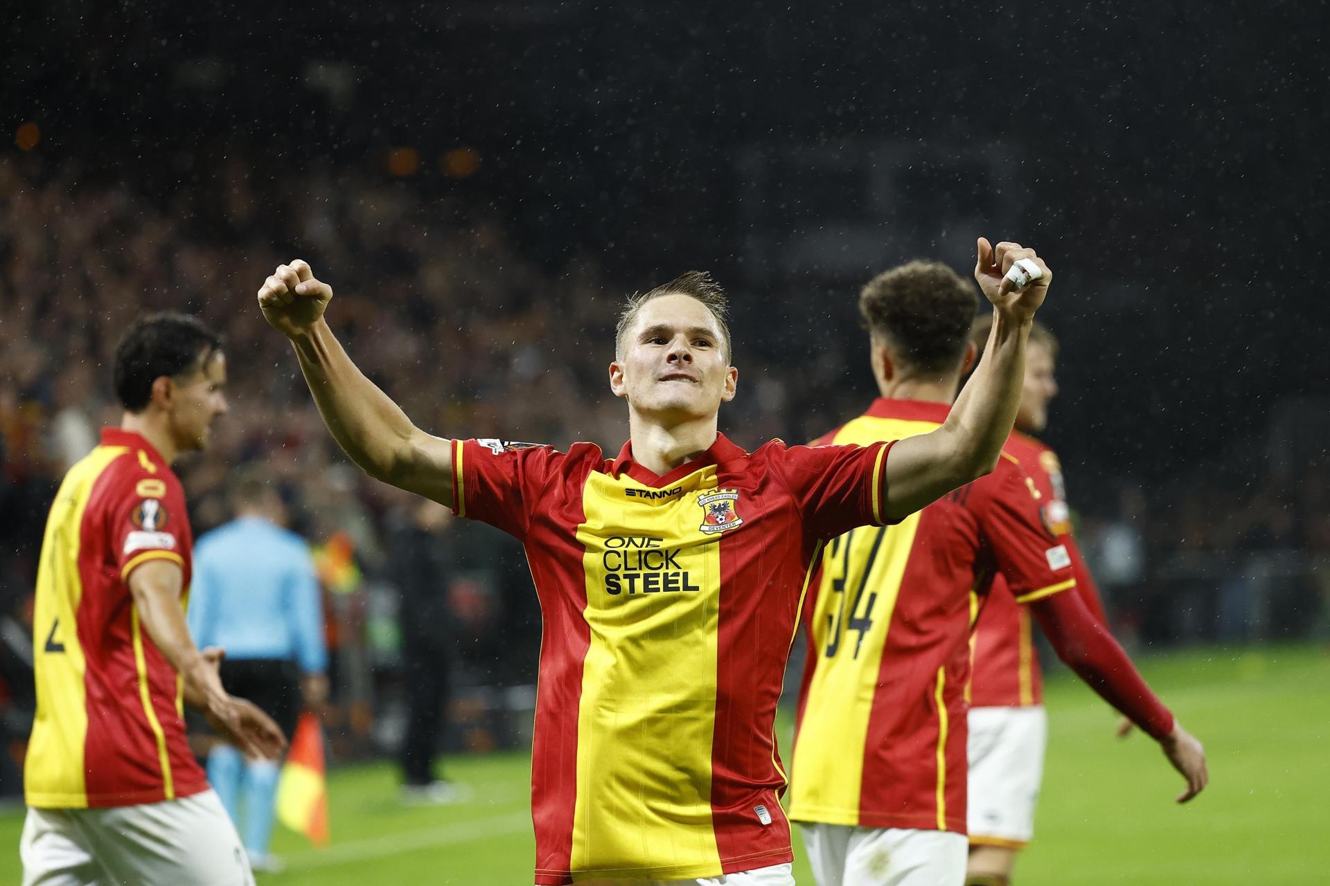 El Aston Villa rompió su buena racha de cinco victorias consecutivas tras caer por 2-1 ante el Go Ahead Eagles. Los 'villanos' se pusieron por delante por muy pronto, pero los neerlandeses le dieron la vuelta al marcador. Buendía falló el penalti que hubiese supuesto el 2-2.
