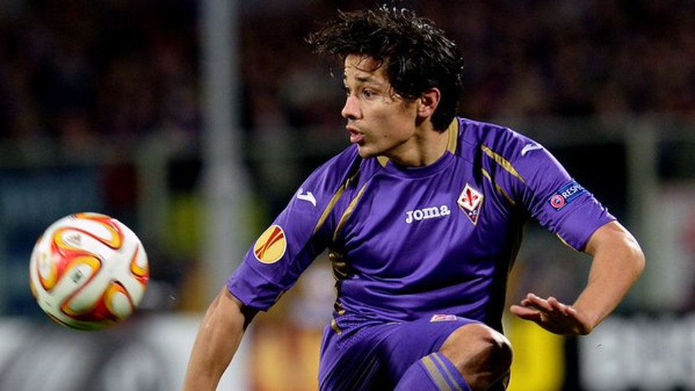 Mati Fernández controla un balón durante un partido de la Fiorentina esta temporada. Twitter