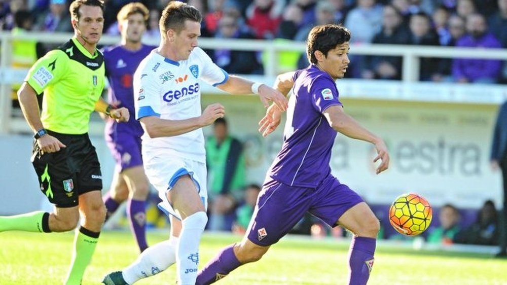 Matías Fernández conduce el balón en el Fiorentina-Empoli. Twitter