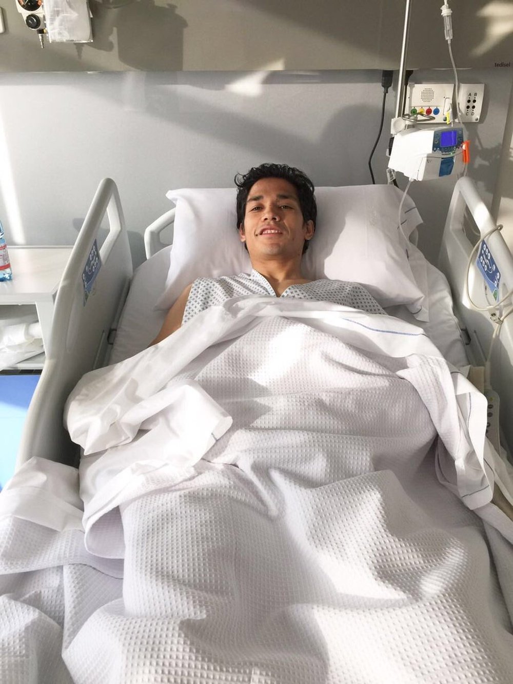 Matías Fernández fue operado de la rodilla. Twitter