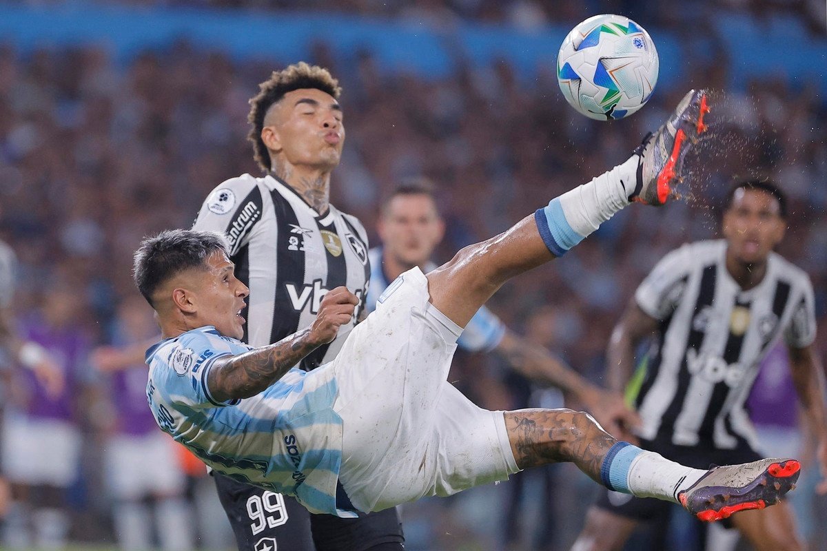Racing vence com autoridade o Botafogo e leva vantagem para o jogo de volta