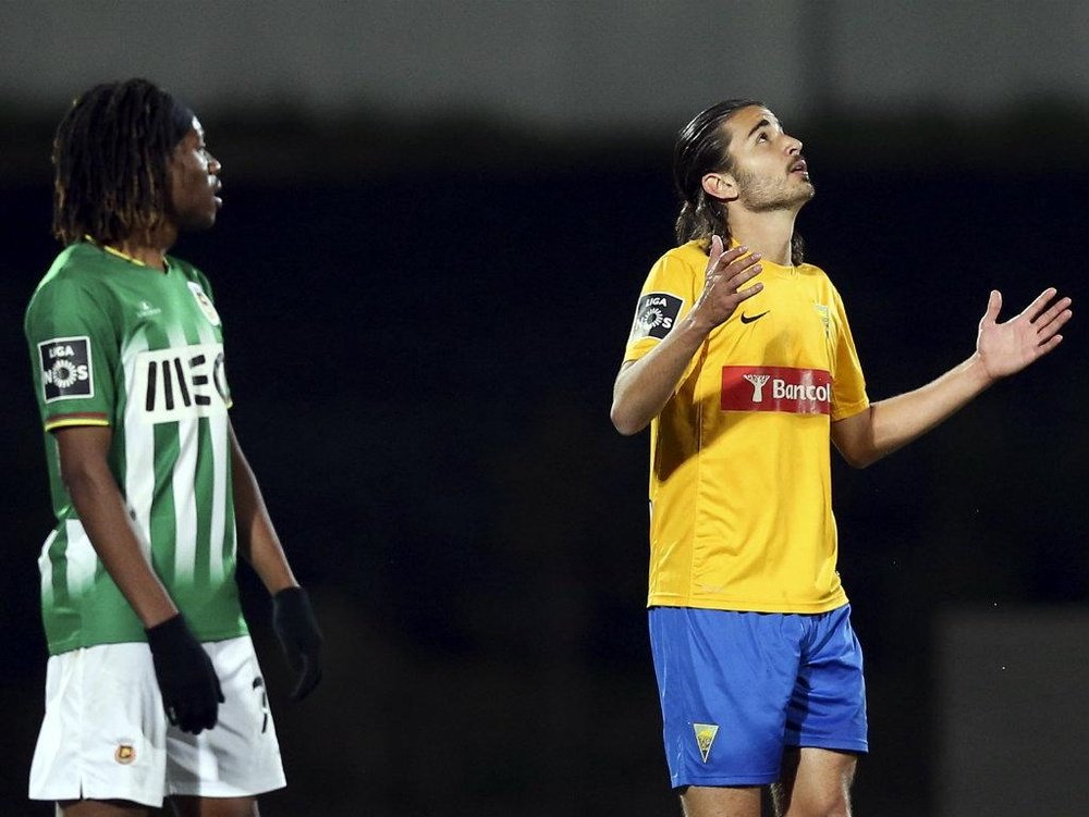 Mattheus reza ante la mirada de Joris Kayembe, tras anotar el primer gol del Estoril ante el Rio Ave. Twitter