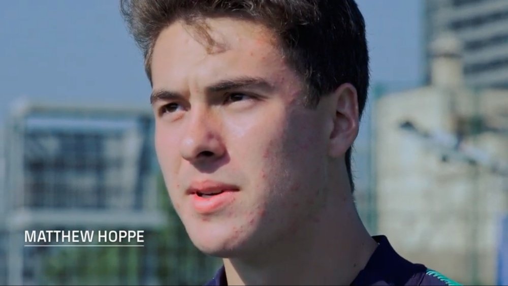 Matthew Hope debutó en la Bundesliga. Youtube/BarçaResidencyAcademy