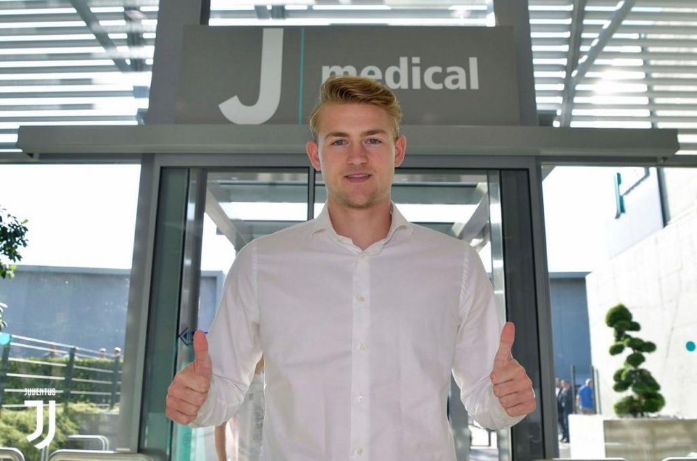 Matthijs de Ligt passe sa visite médicale à Turin. Twitter/Juventusfc