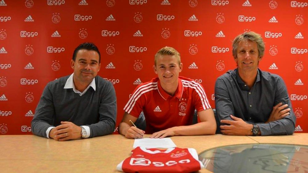 O jovem de 18 anos fica ligado ao 'Gigante de Amsterdão' por mais quatro temporadas. Twitter/Ajax