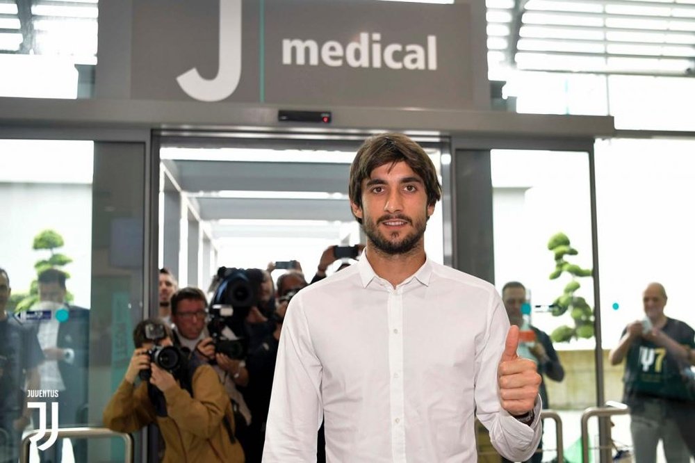 Presidente do Benfica viajou a Turim para assinar com Perin. Juventus