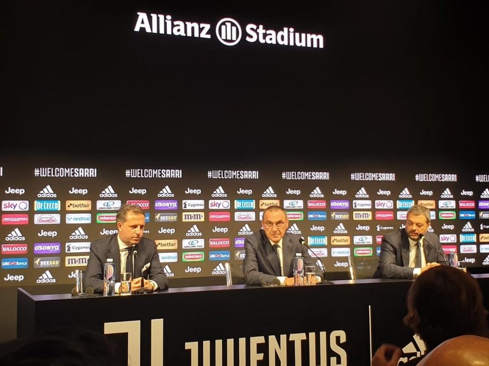 Sarri souahite s'entretenir avec quelques joueurs. JuventusFC