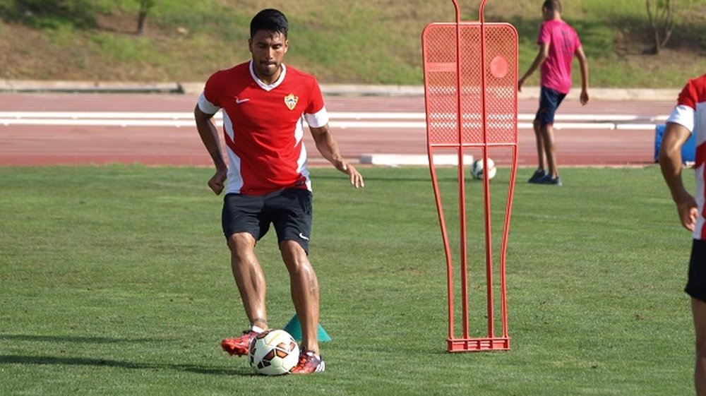 Mauro Dos Santos, durante un entrenamiento con el Almería. Udalmeriasad