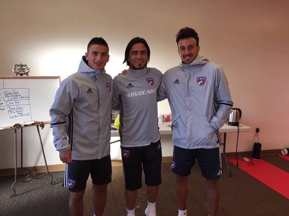 Mauro Rosales posa con dos compañeros de su nuevo equipo, el FC Dallas. Twitter