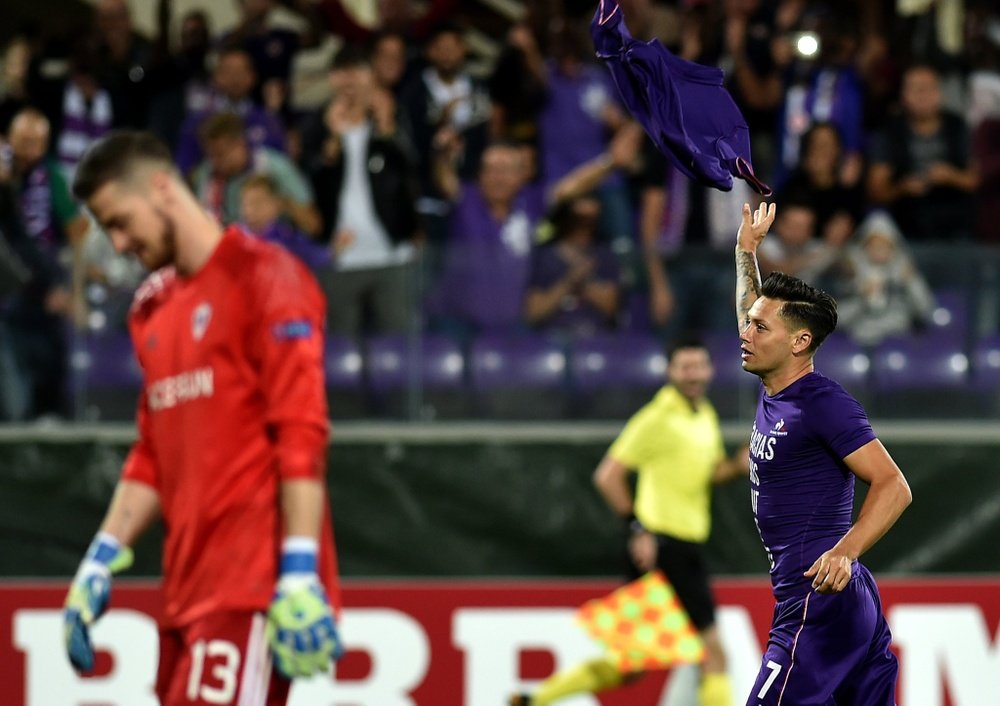 Mauro Zárate celebra uno de los goles logrados por la Fiorentina en el encuentro ante el Qarabag. UEFA