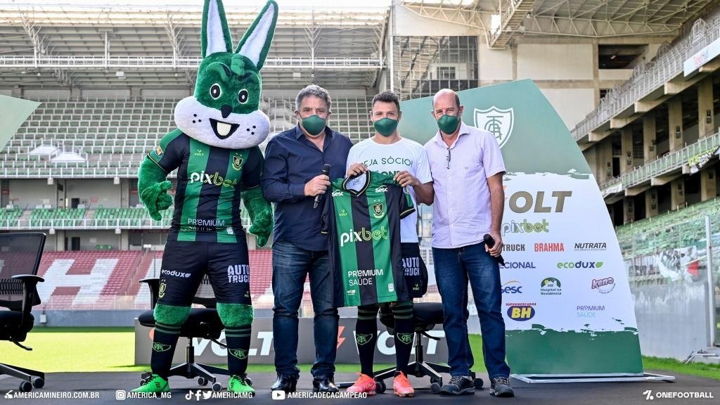 Mauro Zárate lucirá el '99' en honor a Ronaldo Nazário