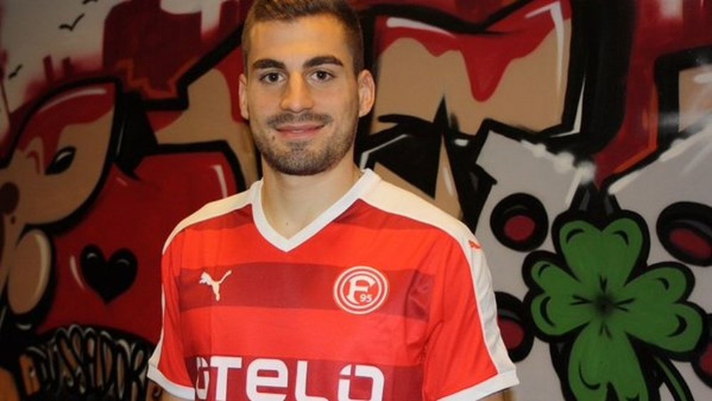 Mavrias posa ya con la camiseta del Fortuna Düsseldorf. Twitter