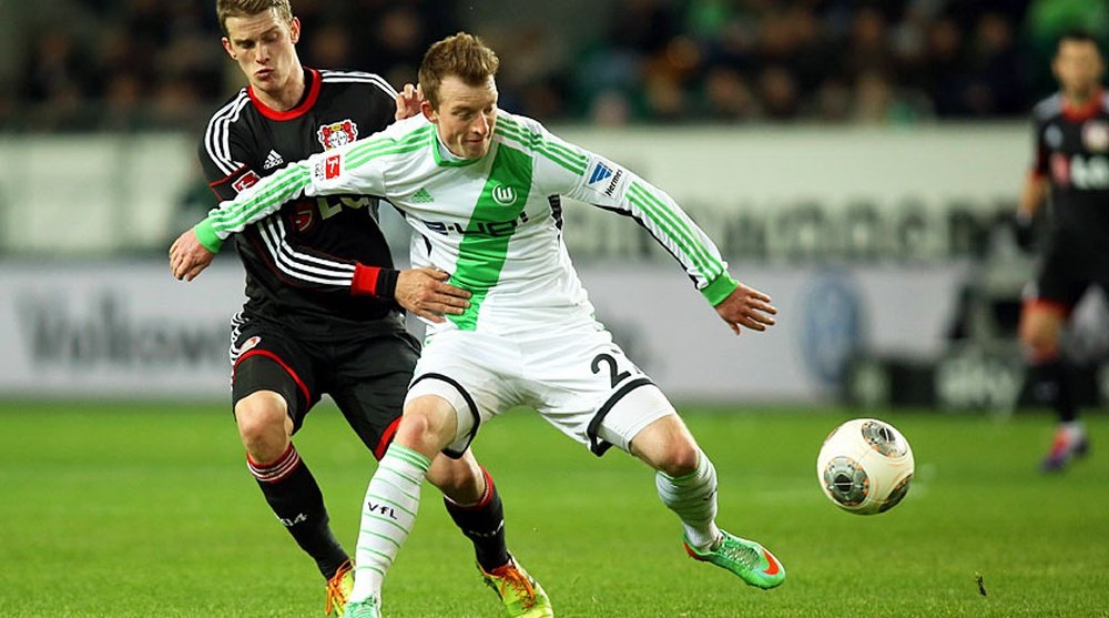 Maximilian Arnold protege un balón en un partido ante el Bayer Leverkusen. VFLWolfsburg