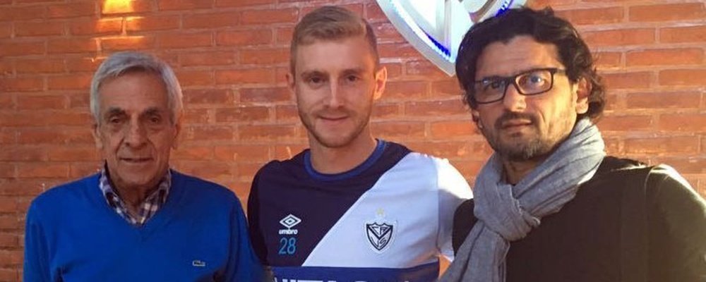 Maximiliano Caire posa con los directivos de Vélez tras firmar su contrato con el club. VelezSarsfield