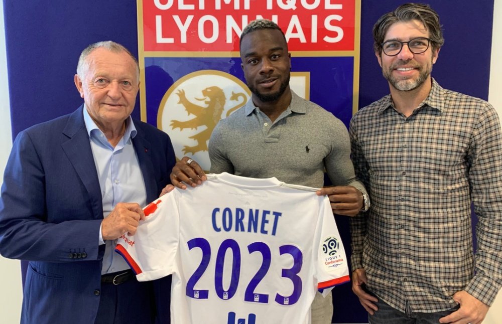Maxwel Cornet firmó un nuevo contrato de renovación con el Olympique de Lyon. Twitter/OL