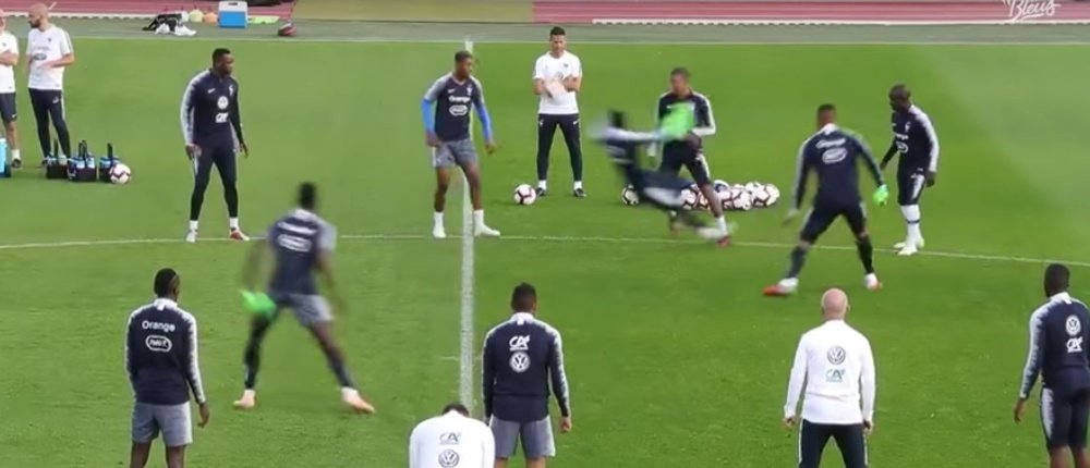 Mbappé dodged the 'Blaugrana' with a great piece of skill. Captura/YouTube