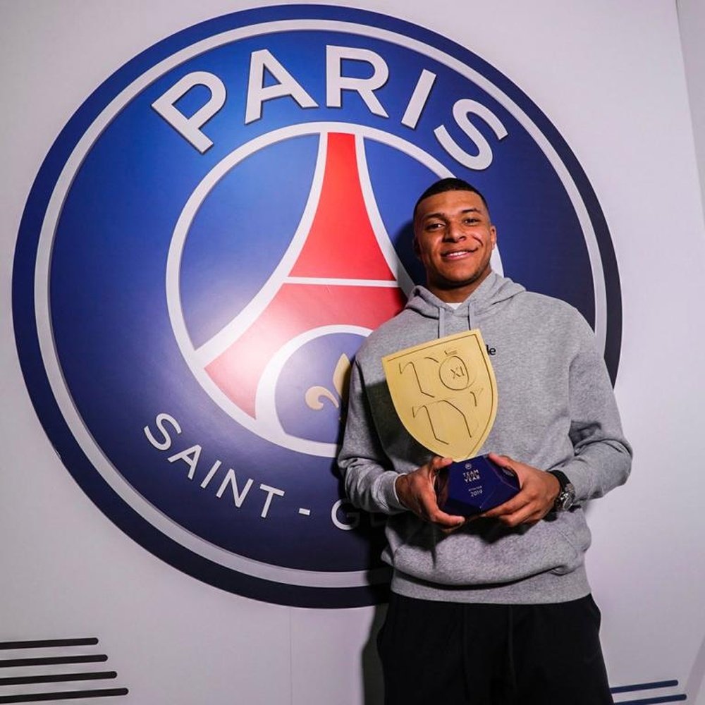 Kylian Mbappé avec son trophée de la 'TOTY'. Twitter/PSG_inside