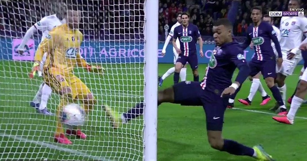 Mbappé enmendó el error de Kurzawa y empató en tres minutos. Captura/beINSports