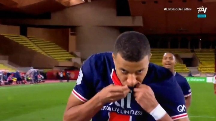Mbappé and his love for PSG: kiss of the badge and... message to Madrid?