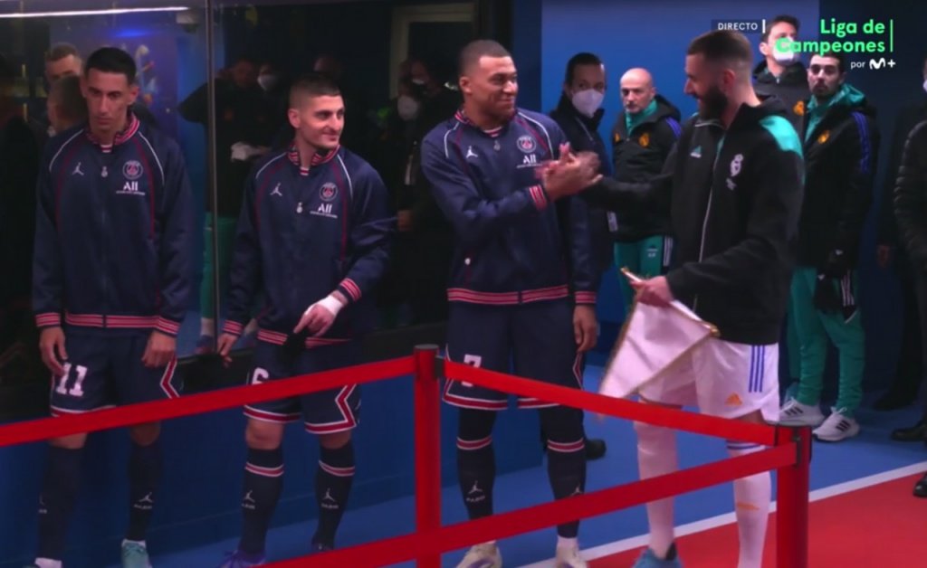 Benzema and Mbappe said hello before the game in Paris. Screenshot/MovistarLigadeCampeones
