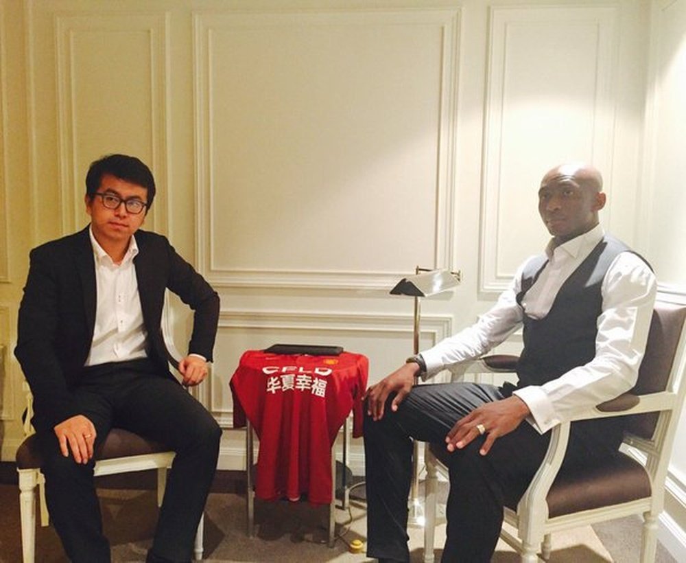 Mbia posa con la camiseta de su nuevo equipo, el Hebei Fortune chino. Twitter